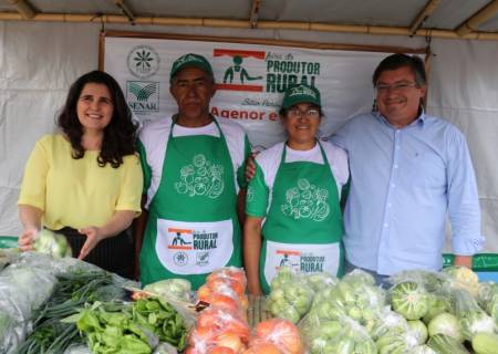 Prefeitura e parceiros inauguram Feira do Produtor Rural na praa da Bblia