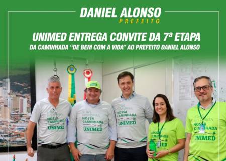 Unimed entrega convite da 7 etapa da Caminhada De bem com a vida ao Prefeito Daniel Alonso