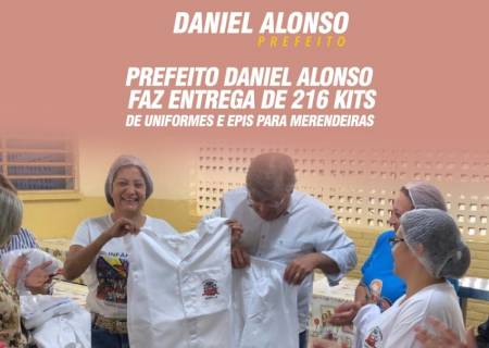 Prefeito Daniel Alonso faz entrega de 216 Kits de uniformes e EPIs para merendeiras 