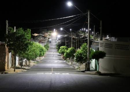Prefeitura executa troca de iluminao em ruas do bairro Santa Antonieta Marina Moretti