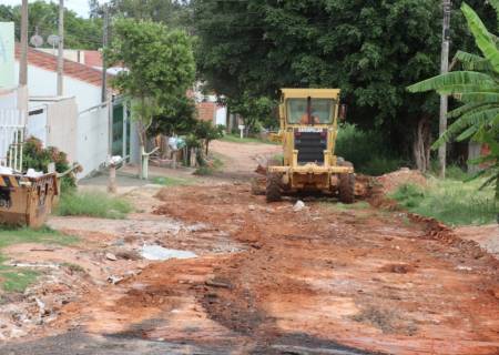 Prefeitura retoma a construo de guias, sarjetas e pavimentao de ruas no Jardim Paraso