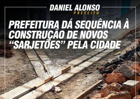 Prefeitura d sequncia  construo de novos sarjetes pela cidade