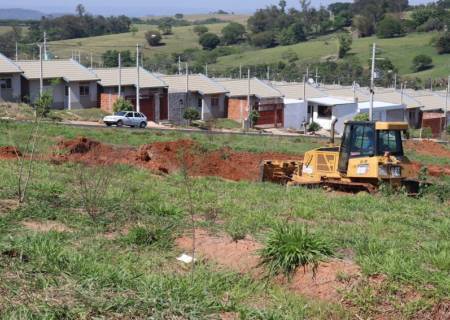 Prefeitura inicia construo de duas novas escolas no Marac/Montana com a limpeza das reas