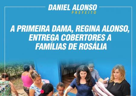 A primeira dama, Regina Alonso, entrega cobertores a famlias de Roslia 