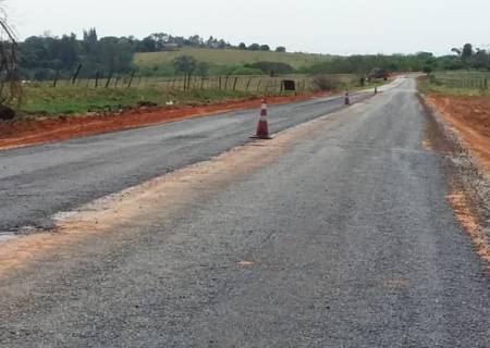 Recapeamento da estrada vicinal de Avencas segue em ritmo acelerado
