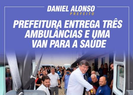 Prefeito Daniel Alonso entrega trs ambulncias e uma van para a Sade