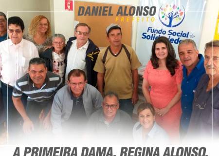 A primeira dama , Regina Alonso, faz entrega de 315 cobertores para nove associaes de moradores 