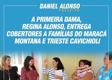 A primeira dama, Regina Alonso, entrega cobertores a famlias do Marac Montana e Trieste Cavichioli