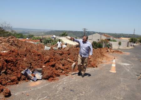 Prefeito Daniel Alonso vistoria obra de conteno de eroso na Vila Real