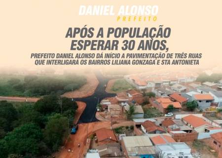 Aps a populao esperar 30 anos, Prefeito Daniel Alonso d incio a pavimentao de trs ruas