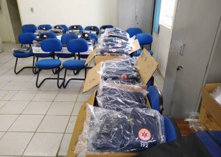 Prefeitura entrega 80 novos kits de uniformes aos profissionais do Samu