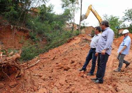 Prefeitura realiza obra de galeria pluvial e conteno de cratera na Vila Barros