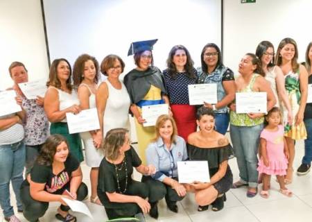 Fundo Social entrega certificados dos cursos de Escola de Moda, Escola de Beleza e Padaria