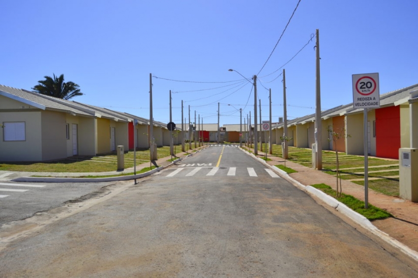 Prefeito Daniel Alonso entrega 80 casas do Residencial Viareggio